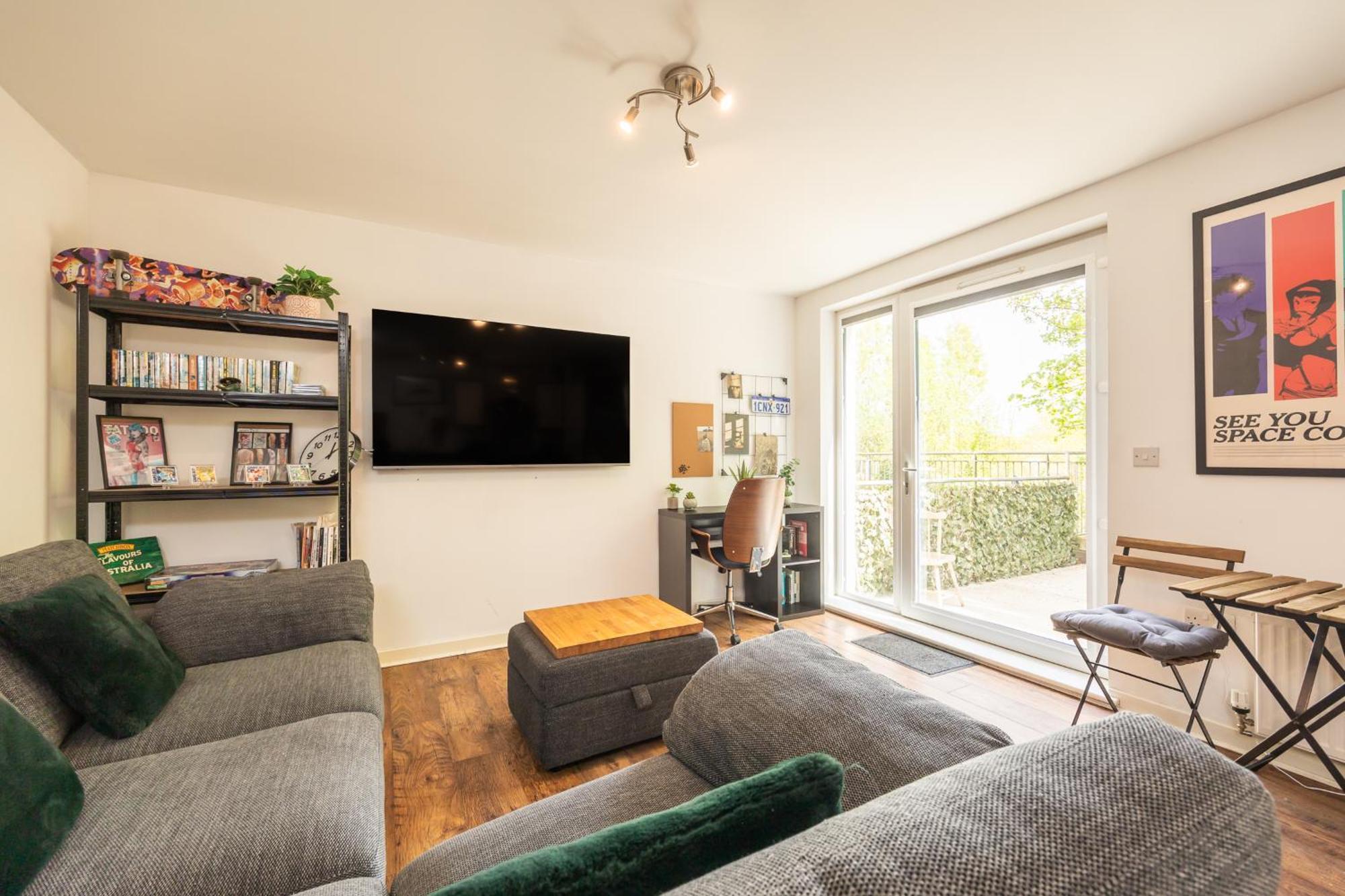 Inviting 1-bed Flat With Patio Near Lochend Park Apartment